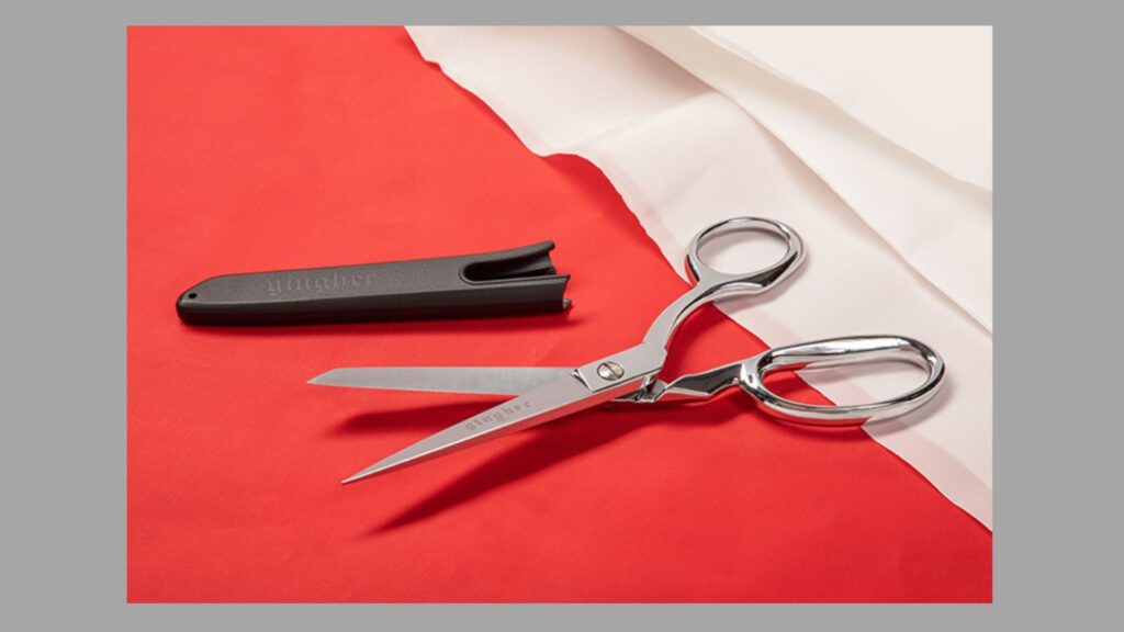 how to cut fabric straight